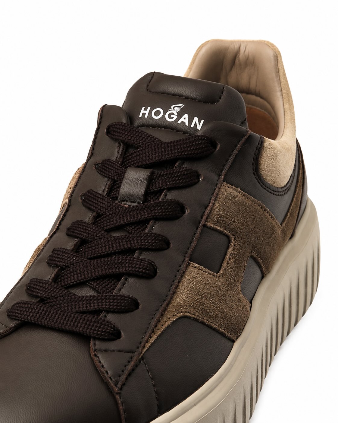 Dunkelbrauner Ledersneaker mit beigem H-Einsatz
