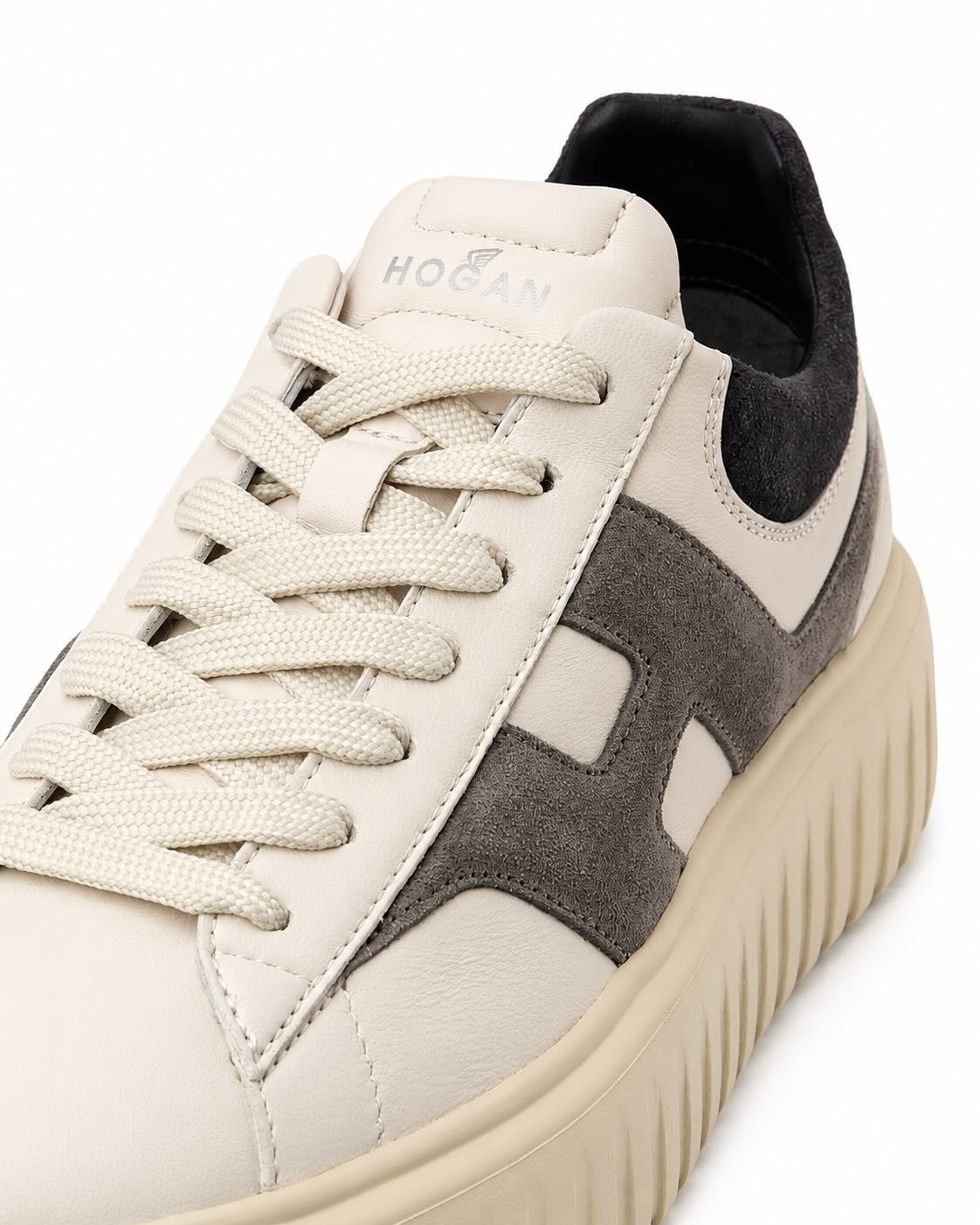 Cream leather sneaker with contrasting H