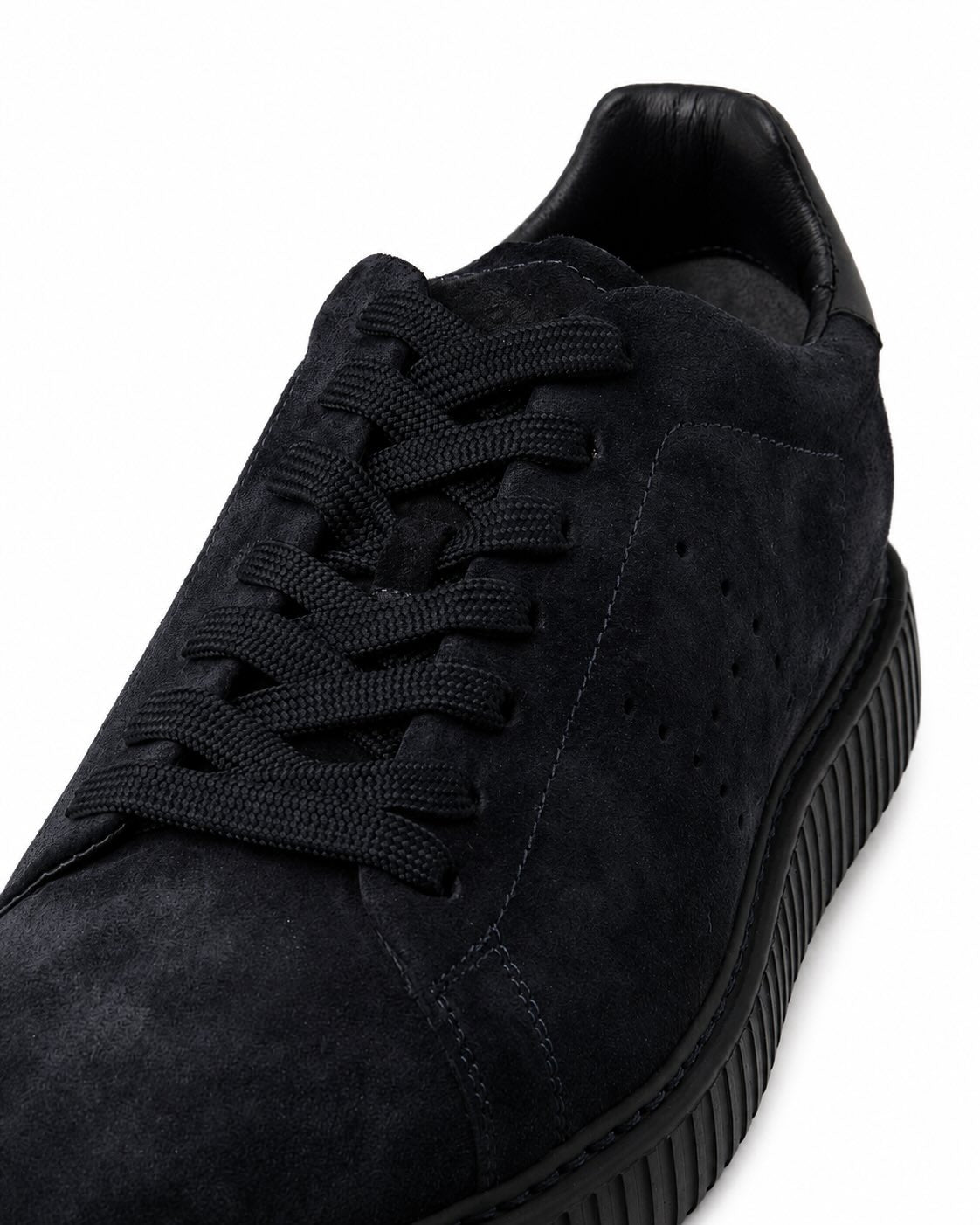 Dark blue low-top sneaker with perforated side panel