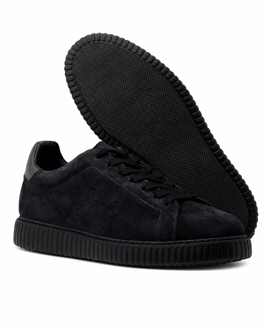 Dark blue low-top sneaker with perforated side panel