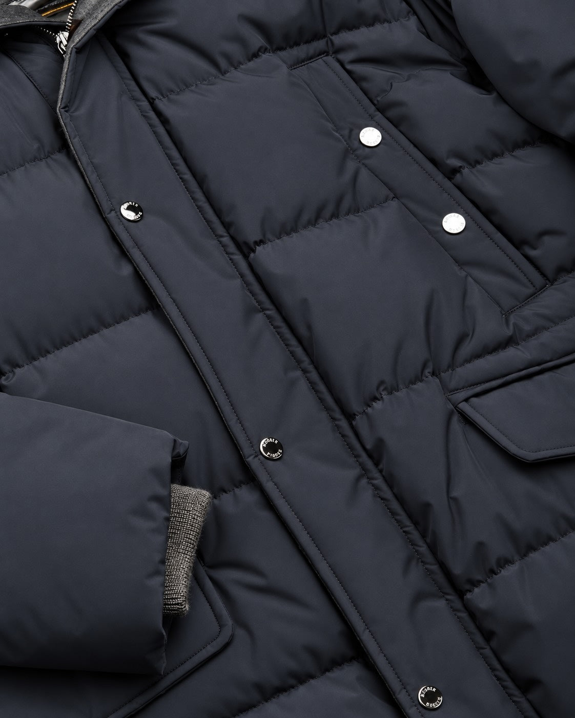 Daunen-Pufferjacke in Dunkelblau mit Kapuze